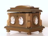 une petite boîte en bois sur laquelle est représenté un homme et une femme