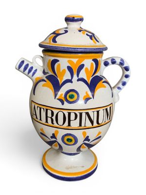 Chevrette en faïence à décor polychrome marquée "Atropinum".