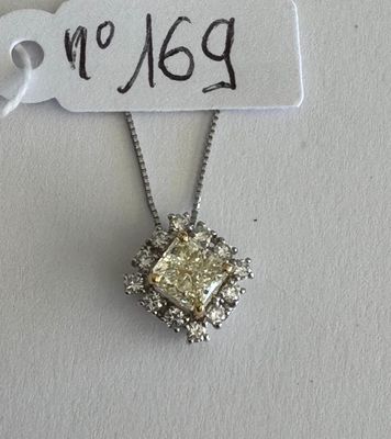 Chaîne en or jaune maille Forçat, soutenant un pendentif en …