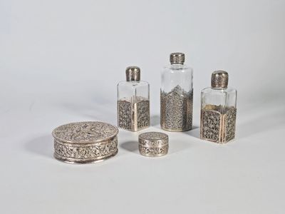 Lot de cinq objets de toilette, dont deux poudriers ronds en…