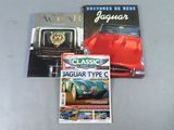trois magazines consacrés à la Jaguar et à la Jaguar Type C posés sur une table