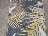 un gros plan d'un tapis orné d'un motif de feuilles de palmier