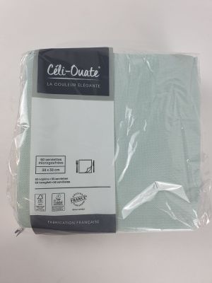 une photo en gros plan d'une serviette dans un sac en plastique