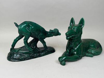 deux figurines vertes représentant un chien et un chat, posées sur un fond blanc