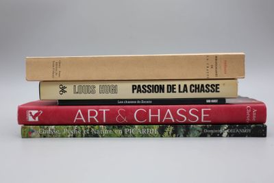 trois livres sont empilés sur une table