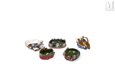 JAPON, Époque Meiji Ensemble de cinq pièces en grès et céram…