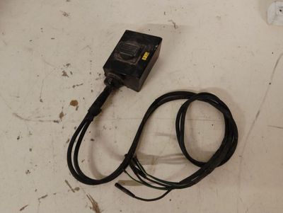 un câble posé par terre à côté d'un chargeur