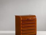 une petite commode en bois posée sur une surface blanche