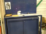 une armoire bleue dans un garage avec une porte bleue