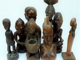 tout un tas de figurines en bois posées sur une table