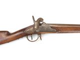 un vieux fusil avec un canon en bois et des accessoires en laiton sur fond blanc