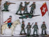 de nombreuses figurines de soldats exposées dans une boîte