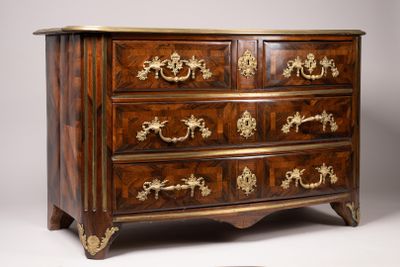 une grande commode en bois ornée de motifs dorés