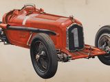 peinture représentant une voiture de course rouge avec une bande blanche à l'avant