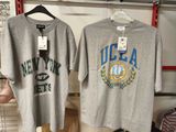 deux t-shirts exposés dans un magasin
