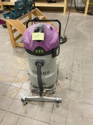 un sèche-linge violet posé par terre dans une pièce