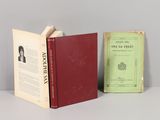 deux livres posés l'un à côté de l'autre sur une table