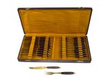 un coffret contenant des couteaux et des fourchettes, posé sur une table