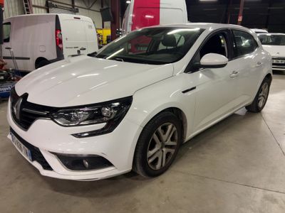 une voiture blanche garée dans un garage à côté d'autres voitures