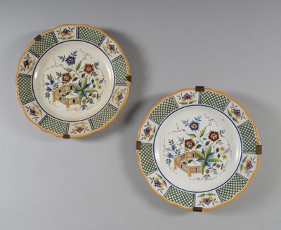 deux assiettes à motifs floraux posées sur une table