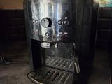 une cafetière noire posée sur le plan de travail d'une cuisine