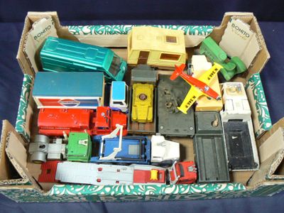 une boîte remplie de petits trains et de petits camions posée sur une table