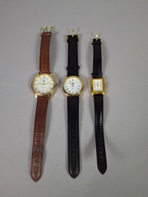 trois types de montres posées sur une table