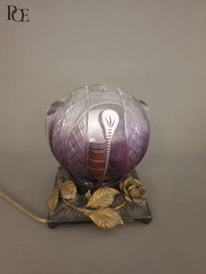 Lampe veilleuse, le globe en verre taillé de couleur violine… - Photo 1
