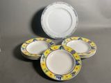 quatre assiettes ornées de motifs jaunes et bleus sont empilées les unes sur les autres