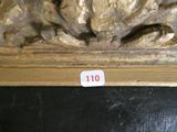 une photo d'une feuille d'or sur fond noir