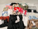 beaucoup de vêtements posés sur une table