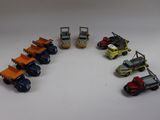 tout un tas de petits véhicules miniatures alignés les uns à côté des autres