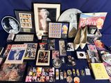 un grand nombre d'objets posés sur une table