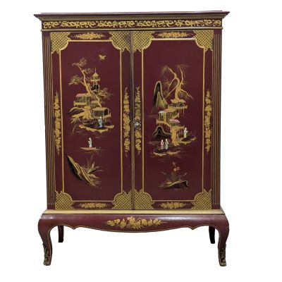 une image représentant une armoire rouge ornée de motifs orientaux