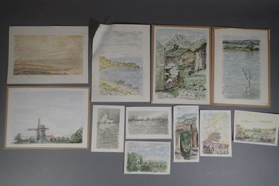 de nombreux dessins accrochés au mur d'une pièce