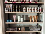 une étagère remplie de produits de beauté dans une salle de bains