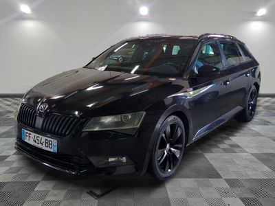 une photo d'une Skoda noire garée dans un garage