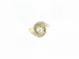 gros plan d'une bague en diamant sur fond blanc