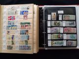 un livre ouvert avec des timbres, posé sur une table