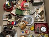une boîte remplie d'objets divers posée sur une table