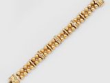 un bracelet en or muni d'un fermoir et d'un fermoir supplémentaire