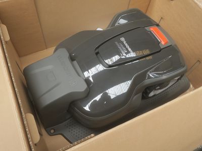 une boîte contenant une tondeuse à gazon