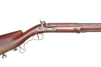 un vieux fusil avec un canon en bois sur fond blanc