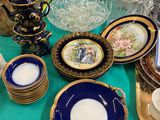 une table recouverte d'une nappe bleue, sur laquelle sont disposées des assiettes et des bols