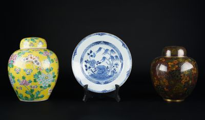 trois vases et un bol sont posés sur une surface noire