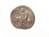 gros plan d'une pièce de monnaie sur une surface blanche avec un fond blanc