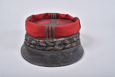 un chapeau rouge posé sur un chapeau noir