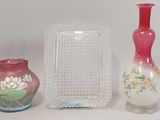 trois vases posés l'un à côté de l'autre sur une table