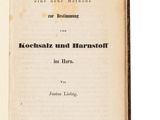 un vieux livre avec un titre en noir et blanc
