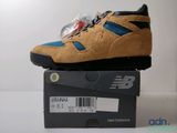une boîte sur laquelle est posée une paire de chaussures New Balance